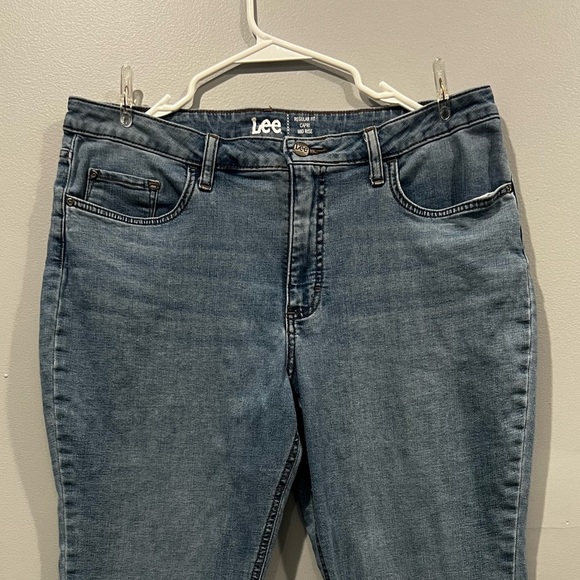 LEE women mid rise regular fit Capri blue jeans/size 16 - Picture 6 of 8